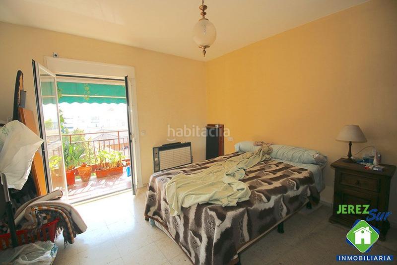 Foto 076d9a97-f713-496a-aa86-99d0481b95d6. Piso 5 dormitorios 2 baños y aseo con terraza y garaje en Jerez de la Frontera