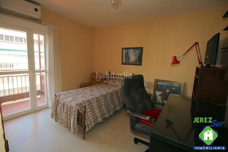Foto 0c3943e8-84d5-4a96-9227-284ba3c1576b. Piso 5 dormitorios 2 baños y aseo con terraza y garaje en Jerez de la Frontera