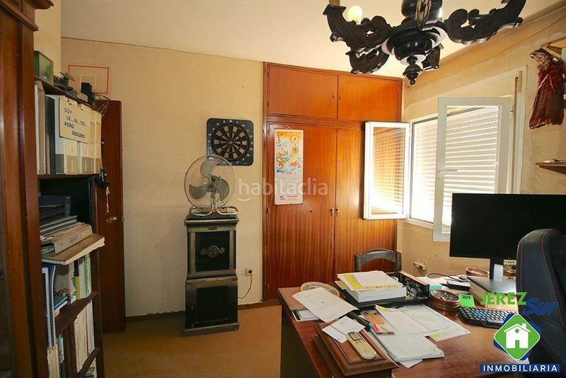 Foto 0c73ac8b-ccb0-4580-afeb-7faa6173a257. Piso 5 dormitorios 2 baños y aseo con terraza y garaje en Jerez de la Frontera