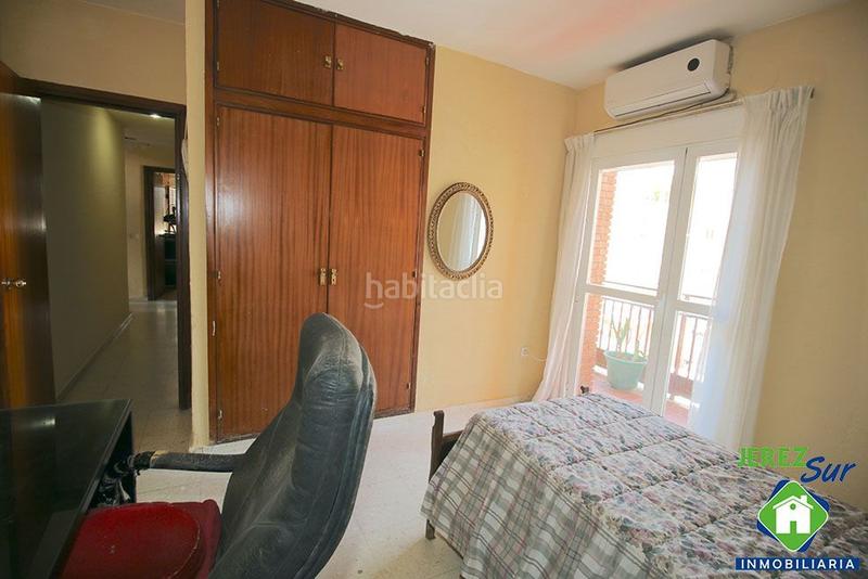 Foto 3e65d46b-bef1-4f7d-bf31-df34d01a5780. Piso 5 dormitorios 2 baños y aseo con terraza y garaje en Jerez de la Frontera