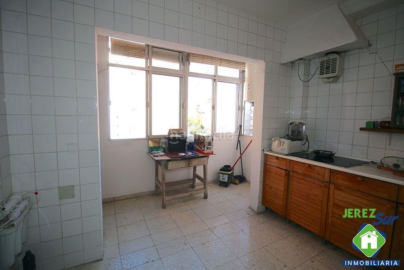 Foto 3fce5249-fa66-42e0-9e3f-d3e5e3fec8c1. Piso 5 dormitorios 2 baños y aseo con terraza y garaje en Jerez de la Frontera