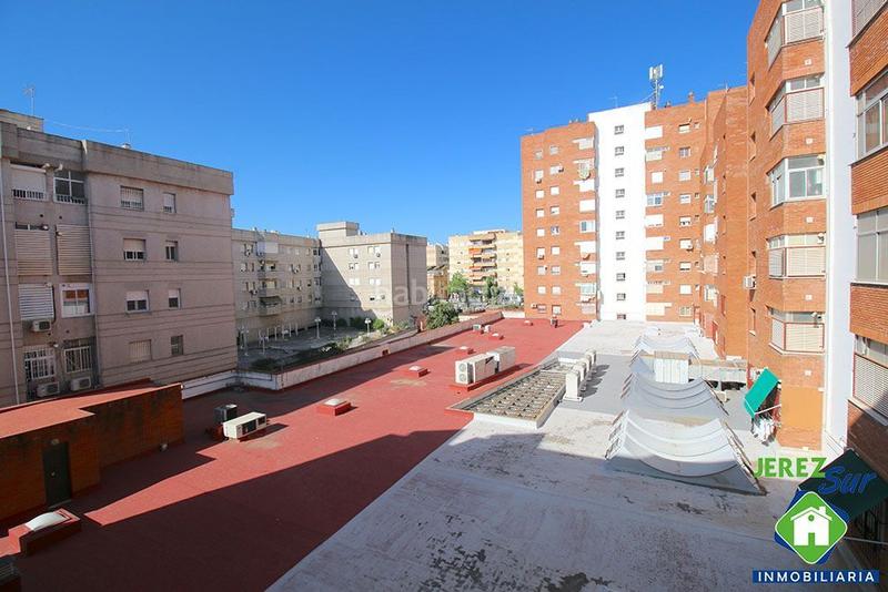Foto 7fed53ea-b5c0-4353-8338-d58a420b7947. Piso 5 dormitorios 2 baños y aseo con terraza y garaje en Jerez de la Frontera