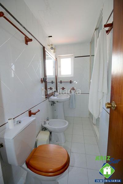 Foto 8233b774-206c-436c-9439-769fd45ad3f0. Piso 5 dormitorios 2 baños y aseo con terraza y garaje en Jerez de la Frontera