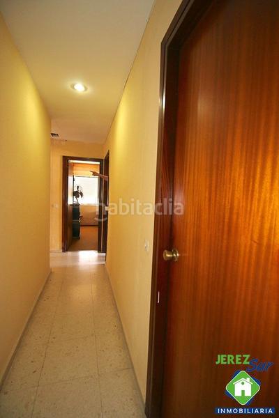 Foto 90fef6e8-5f64-471d-b981-98a62a21cbd4. Piso 5 dormitorios 2 baños y aseo con terraza y garaje en Jerez de la Frontera