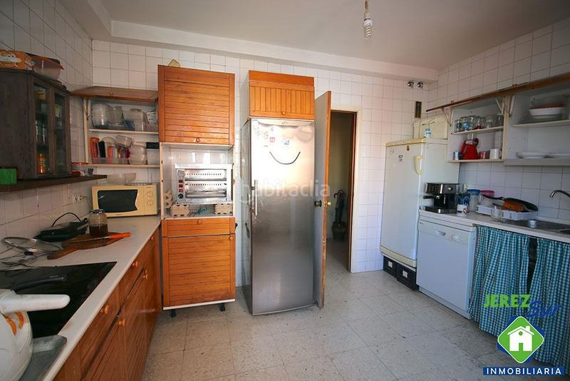 Foto 94ed2b6c-484c-4dea-9893-00fc6c308388. Piso 5 dormitorios 2 baños y aseo con terraza y garaje en Jerez de la Frontera