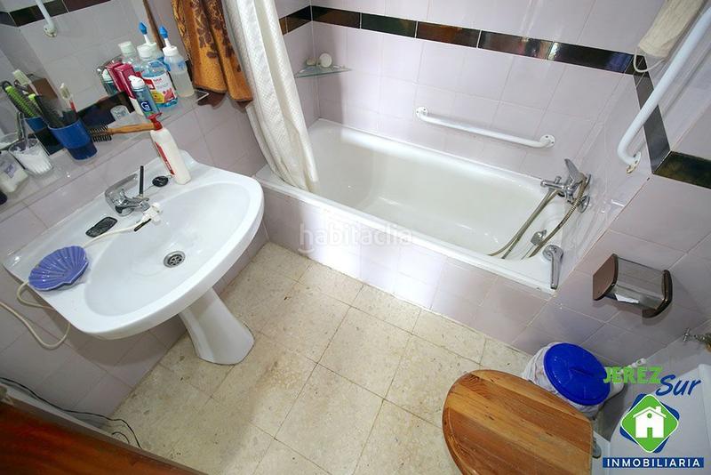 Foto b67f7f16-3c0e-476d-a08e-f27ae050d965. Piso 5 dormitorios 2 baños y aseo con terraza y garaje en Jerez de la Frontera