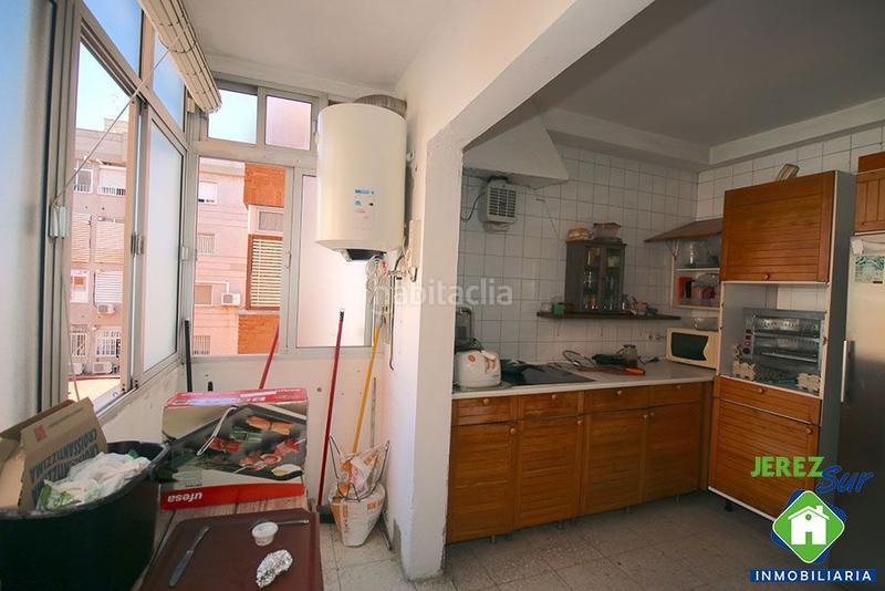 Foto e9015727-3955-44ed-9c0d-226ab94bbc4d. Piso 5 dormitorios 2 baños y aseo con terraza y garaje en Jerez de la Frontera