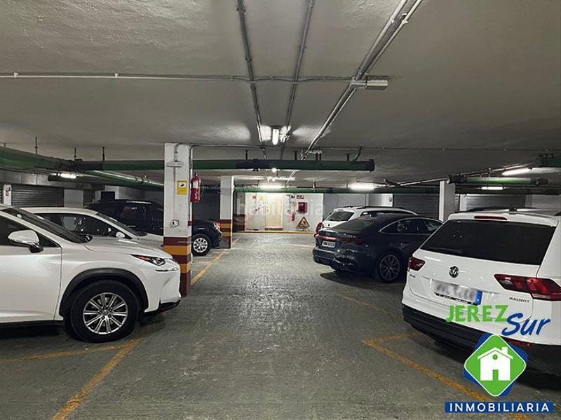 Foto e990d6b9-4e21-445c-aa83-393442ce3861. Piso 5 dormitorios 2 baños y aseo con terraza y garaje en Jerez de la Frontera