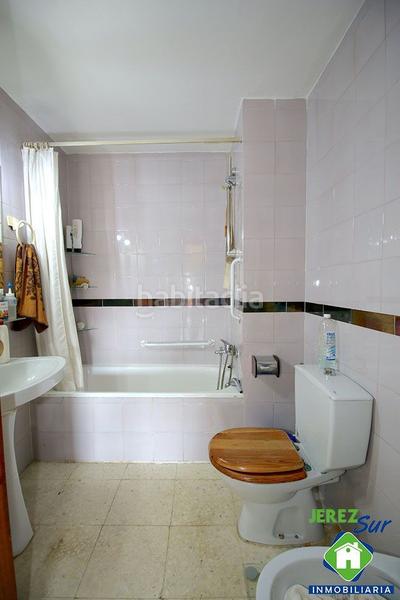 Foto f16d68e1-ced7-49a2-9b15-eb3ba1971cbc. Piso 5 dormitorios 2 baños y aseo con terraza y garaje en Jerez de la Frontera