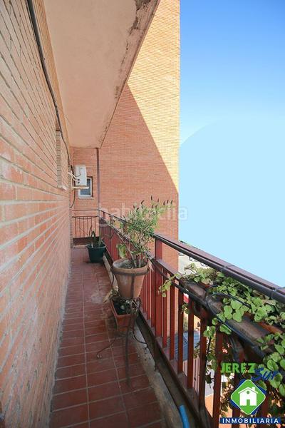 Foto f214a466-5edb-40a2-968a-de1e4e7d4f16. Piso 5 dormitorios 2 baños y aseo con terraza y garaje en Jerez de la Frontera
