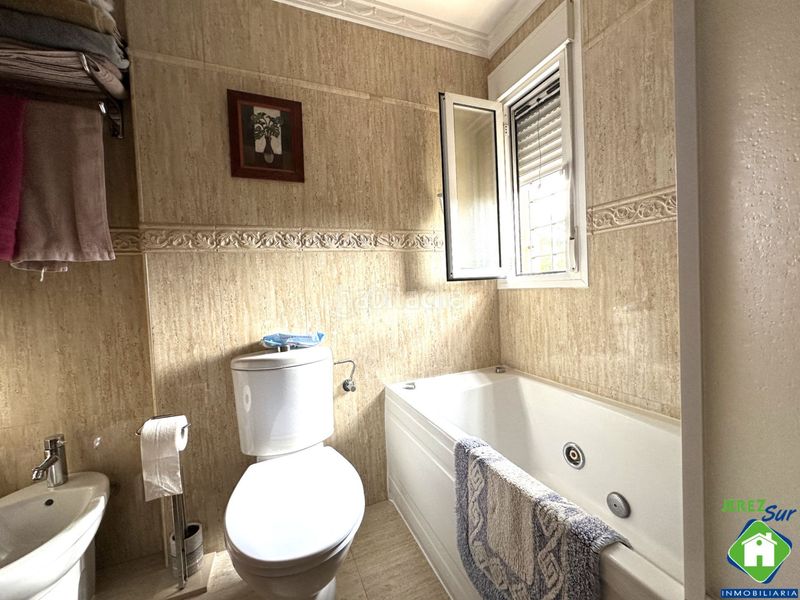 Foto 2b0d5478-e864-470b-8614-a32b22b3403f. Casa adossada amb calefacció aparcament a El Altillo Jerez de la Frontera