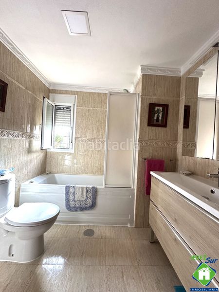 Foto e45d7928-d220-4993-ac13-cd7b4c254a3f. Casa adossada amb calefacció aparcament a El Altillo Jerez de la Frontera