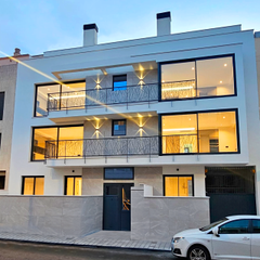 Building in Es Coll d´En Rabassa. Único edificio a estrenar en ciudad jardín