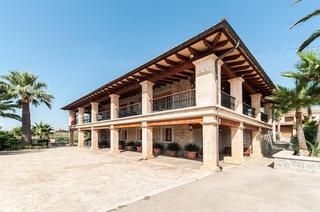 Maison  Ma. Exclusiva finca con piscina y vistas despejadas en sa casa blanc