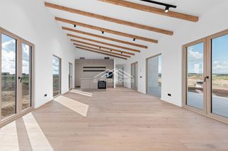 Chalet in Vilafranca de Bonany. Villa contemporánea entre naturaleza y privacidad absoluta en vi