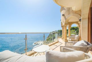 Rent Chalet in Sol de Mallorca. Villa en primera línea de mar  alquiler temporal  portals vells