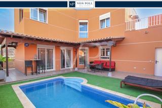 Maison à Los Cristianos. Chalet de esquina con piscina privada en los cristianos