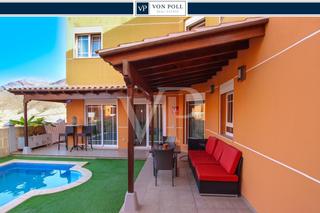 Maison à Los Cristianos. Chalet de esquina con piscina privada en los cristianos