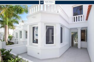 Casa adossada a Playa del Duque. Chalet adosado en primera línea de mar en playa fañabe