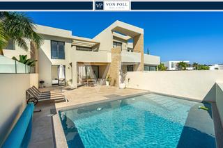 Casa en La Caleta. Chalet de lujo con piscina privada en la caleta