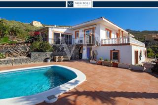 Xalet en Casco Urbano. Magnfica finca con varias viviendas y vistas impresionantes al