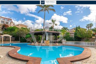 Casa a Playa del Duque. Magnífica villa a pocos pasos de la playa del duque en costa ade