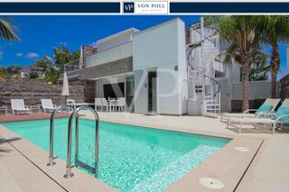 House in La Caleta. Exclusiva villa moderna con vistas al mar a pocos metros de la p