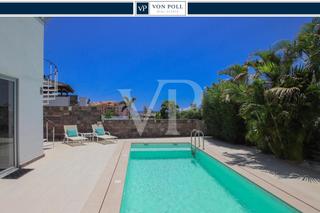 Casa a La Caleta. Exclusiva villa moderna con vistas al mar a pocos metros de la p