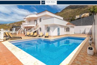 Casa en La Caleta. Elegante villa de 8 dormitorios con vistas al mar en roque del c