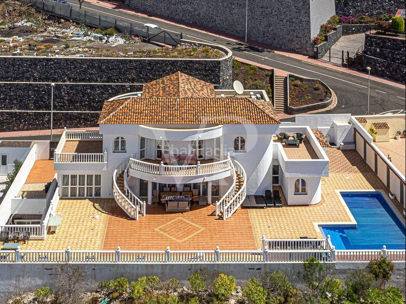 Foto 4f22fe9b-6374-4b77-994e-e95c4ab0a45d. Casa amb aparcament a La Caleta Adeje