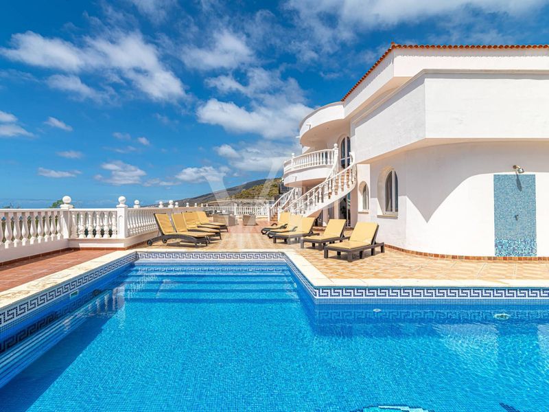 Foto 9f8a9c72-f6f4-4ca6-b05d-1b511816f935. Casa amb aparcament a La Caleta Adeje