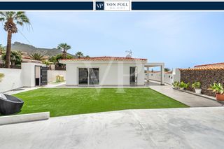 Casa en San Eugenio Alto. Encantador bungalow reformado en costa adeje