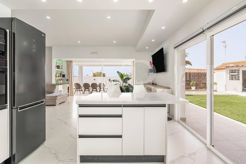 Foto a95bd8cc-a0dd-439d-bb27-2fcac61b4573. Casa amb aparcament a San Eugenio Alto Adeje