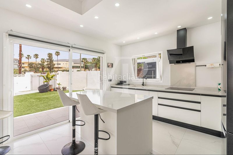 Foto c89e1dbb-47df-44b4-bf03-f0c65a2bc9b4. Casa amb aparcament a San Eugenio Alto Adeje