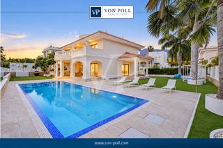 Casa in Playa de Fañabé. Exclusiva villa en primera línea del golf costa adeje con  vista