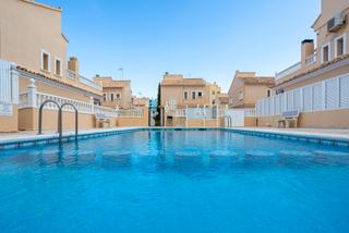 Casa a El Moncayo - El Pòrtic. Descubra esta amplia villa adosada, perfectamente situada a tan
