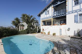 Casa en Hendaye. En venta  villa individual de 4 habitaciones con piscina y vista