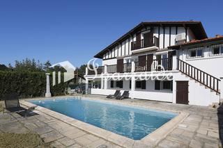 Haus in Hendaye. Exclusiva agencia entre el mar y la montaña, una vivienda unifam