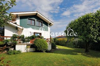 Maison à Hendaye. Hendaia  villa individual con vistas a la bahia, terrazas y gara