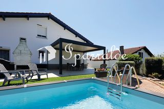 House in Hendaye. Villa individual climatizada con jardín y piscina sobre una parc