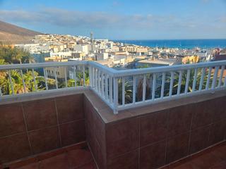 Apartament a Calle el ciervo 14. Ático con terraza y vistas al mar en morro jable – luz, tranquil