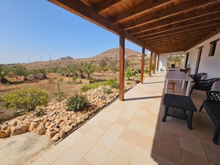 Chalet  Calle i. Casa unifamiliar rústica en tuineje: 160 m² interiores y 3.200 m
