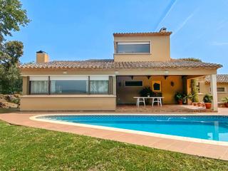 Xalet a Barri monges 11. Exclusiva casa con vistas panorámicas