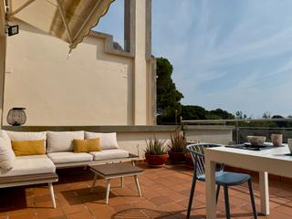 Apartament  Carrer del golf. Vive el encanto de playa de pals en un edificio único de oriol b