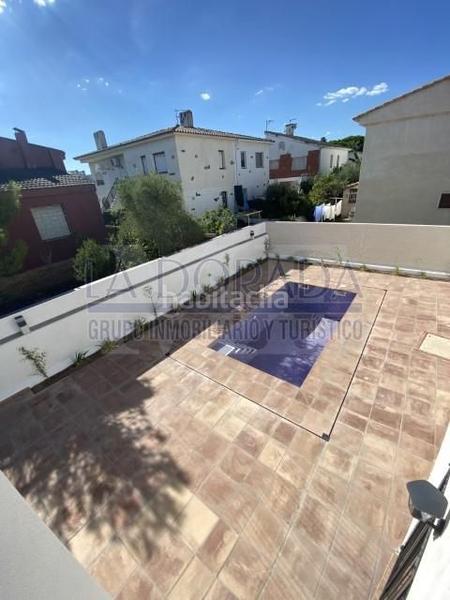 Foto 56e7f7c0-a86a-4522-adf0-17aa3abee5e7. Xalet amb calefacció aparcament piscina a Cambrils port Cambrils