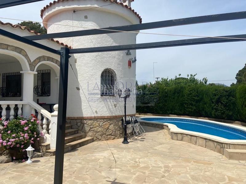 Foto 7a9e348e-f4f1-46dd-aeb9-e36b1b956288. Chalet con camino parcheggio piscina in Platja de Mont-roig Mont-roig del Camp