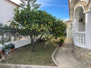 Xalet a Platja de Mont-roig. Gran chalet independiente de 194m2 con piscina y parcela de 628m