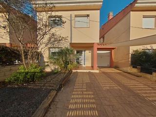 Casa adossada a Poble. Encantadora casa adosada con jardn y garaje en club mont-roig