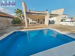 Chalet in Poble. Chalet independiente en exclusiva en club montroig