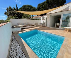 Semi detached house in Platja de Mont-roig. ¡casa pareada recién reformada a 200 metros del mar en mont-roig